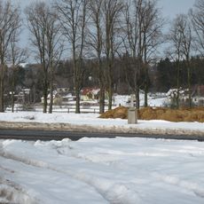 Kříž na místě zrušeného hřbitova v Těptíně