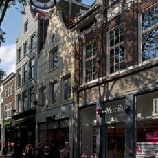 Pand met gepleisterde klokgeveltje en jongere onderpui