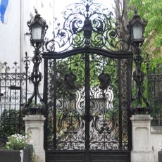 Doppeltor mit Aufsatz und Kandelabern