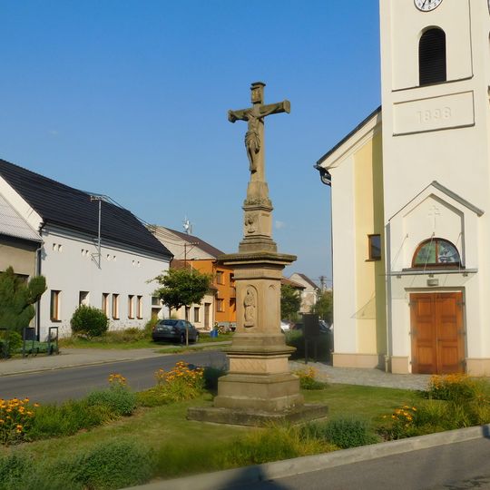 Kříž u kostela svatých Cyrila a Metoděje v Babicích
