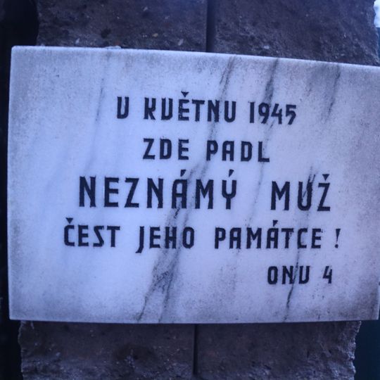 Pamětní deska neznámému padlému v ulici Nad Jezerkou v Nuslích