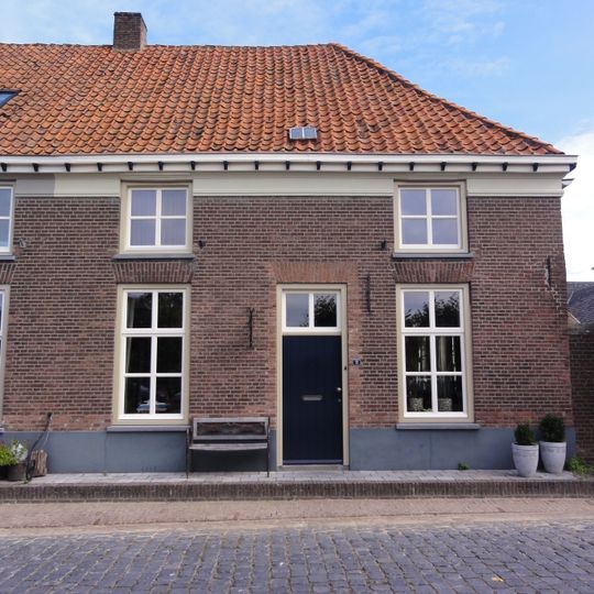 Woonhuis met lijstgevel en schilddak