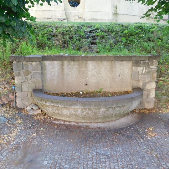 Kašna pod zámkem ve Slavkově u Brna