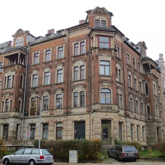 Mietshaus in geschlossener Bebauung in Ecklage mit Vorgarten Weststraße 31