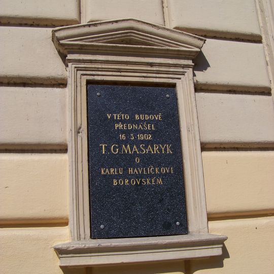 Pamětní deska obětí politických procesů na Sokolovně v Nymburku