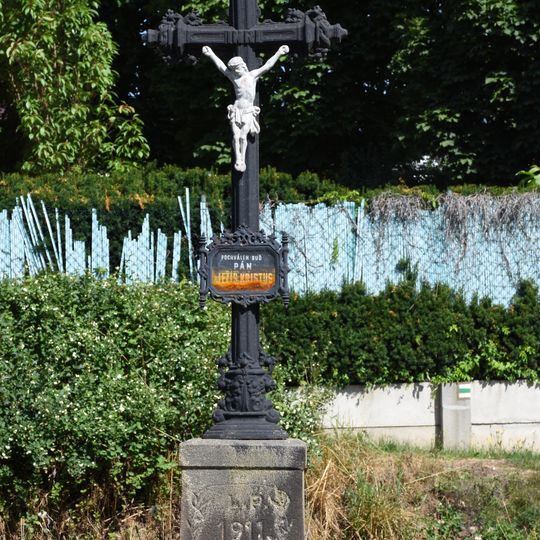 Kříž v Černovicích u Svatavské ulice železničního přechodu