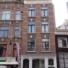 Huis met latere gevel onder rechte lijst waarop een dakvoorschot