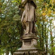 Kaštieľ Zámojských, Viszkeleti, socha na podstavci