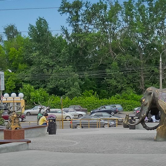 Скульптура "У слона"