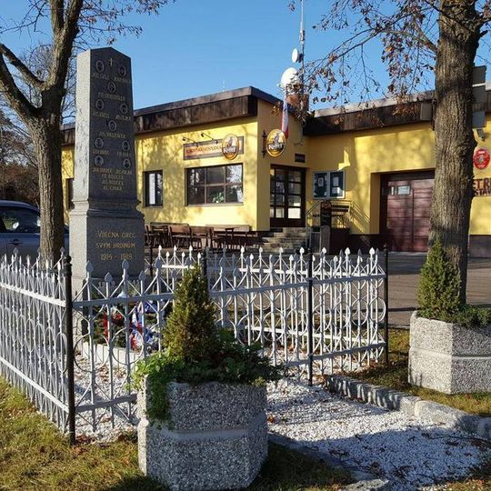 Pomník padlým na křižovatce v Bukové