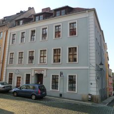 Wohnhaus in geschlossener Bebauung, Eckhaus Fleischerstraße 4 (Hauptanschrift: Langenstraße 42)