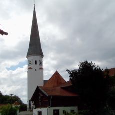 Katholische Kirche St. Rupert mit Mauer