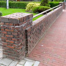 Gereformeerde kerk, tuinmuur