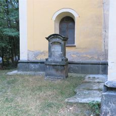 Kaplička vlevo u kostela v Chlumci