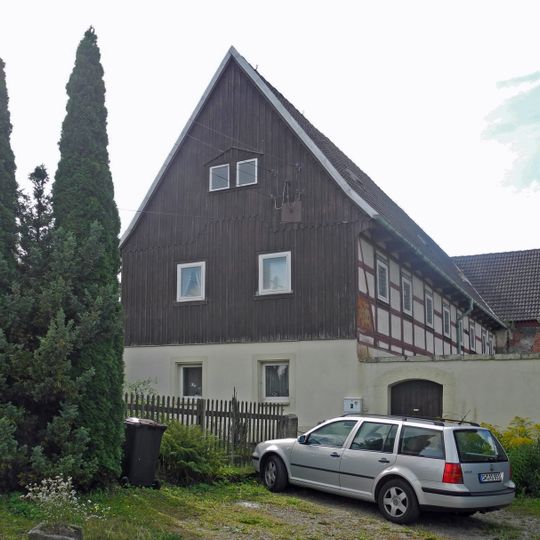 Wohnstallhaus, Seitengebäude und Scheune eines Dreiseithofes Zur Laue 2