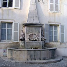 Fontaine aux Dauphins
