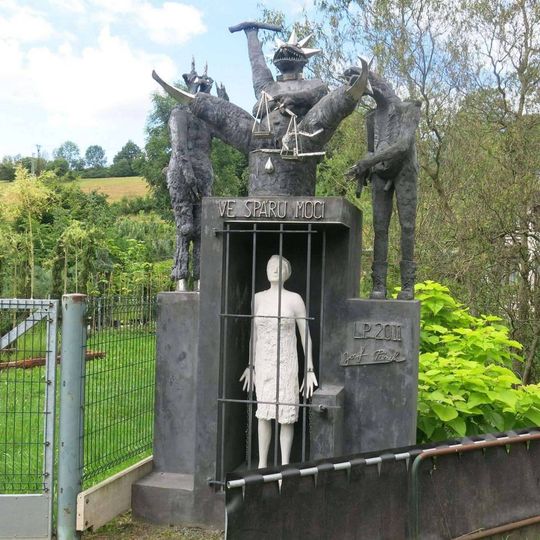 Kovová plastika Ve spáru moci u mostku přes potok Popelka v Nové Vsi