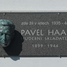 Pamětní deska Pavla Haase s bustou