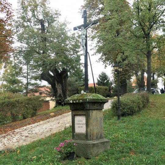 Kříž u kostela v Tachlovicích