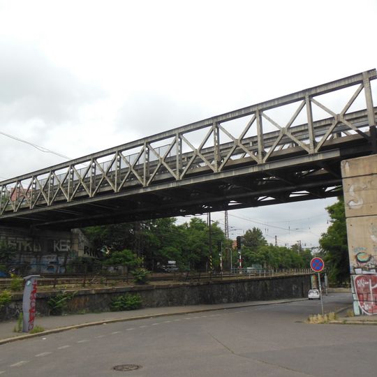 Most ulice Železničářů přes železniční trať v Holešovicích