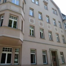 Mietshaus in geschlossener Bebauung Am Schillerplatz 7
