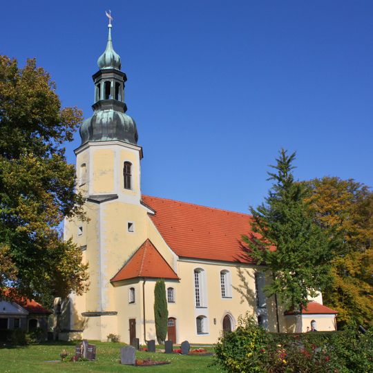 Evangelische Pfarrkirche Marienkirche und Kirchhof, ein Grufthaus, eine Grabanlage, Aufbahrungshalle, Denkmal für die Gefallenen des Ersten Weltkrieges an der Außenseite des Chores und Einfriedungsmauer mit zwei Torpfeilern Frankenthale