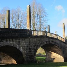 Dumfries House, Lugar Water, Avenue Bridge