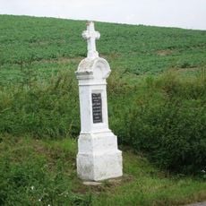 Kříž u zastávky autobusu v Tisku