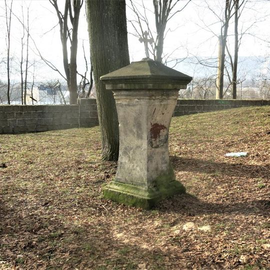 Kříž za kostelem v Rochlici