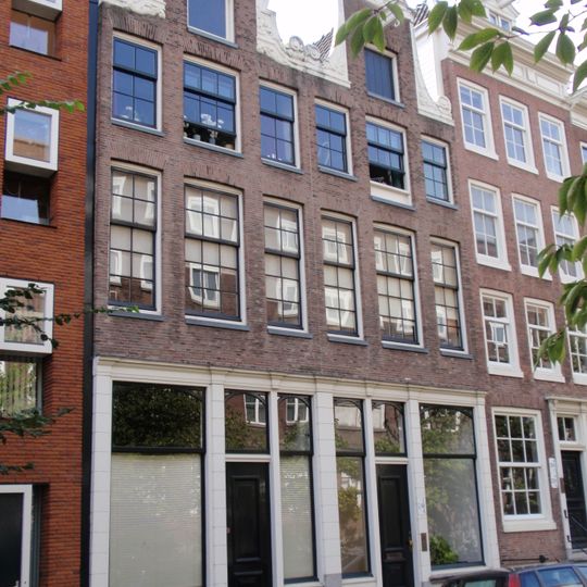 Pand met halsgevel met bijzondere vleugelstukken