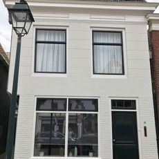 Pand waarvan verdieping in steeg is overgekraagd