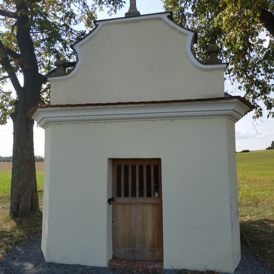 Kaple západně od Nynic u cesty na Chotinou