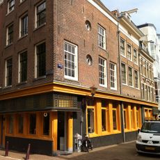 Pand met 18e-eeuwse gevel onder 19e-eeuwse rechte lijst