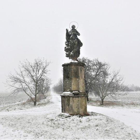 Socha Panny Marie u polní cesty severně od Oskořínku