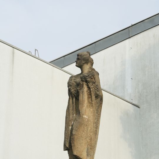 Plastika ženské postavy před bazénem v Hloubětíně