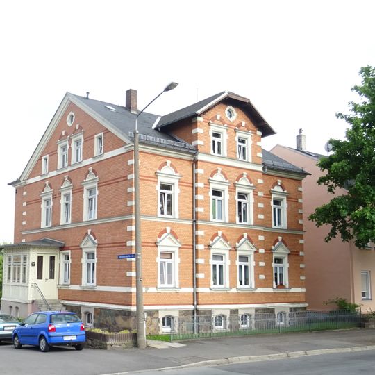 Wohnhaus in offener Bebauung und Einfriedung Bahnhofstraße 52