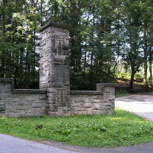 Pomník Vladislava Lepaře na rozcestí u silnice severně od Prachova