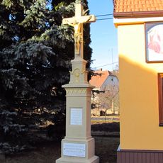 Kříž u hasičské zbrojnice v Kuroslepech