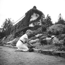 Úsek staré ohradní zdi a bývalý skleník v zámecké zahradě Vrchotovy Janovice