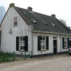 Wevershuisje met gepleisterde gevels en pannen zadeldak tussen puntgevels