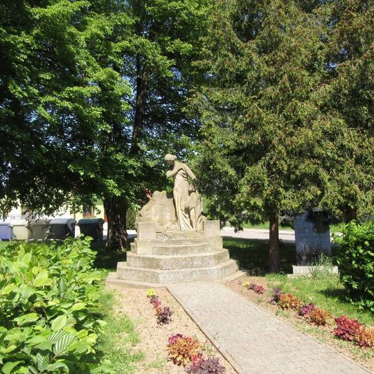 Pomník padlým v Koválovicích naproti faře