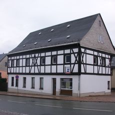 Wohnhaus in offener Bebauung und in Ecklage Karlsbader Straße 35