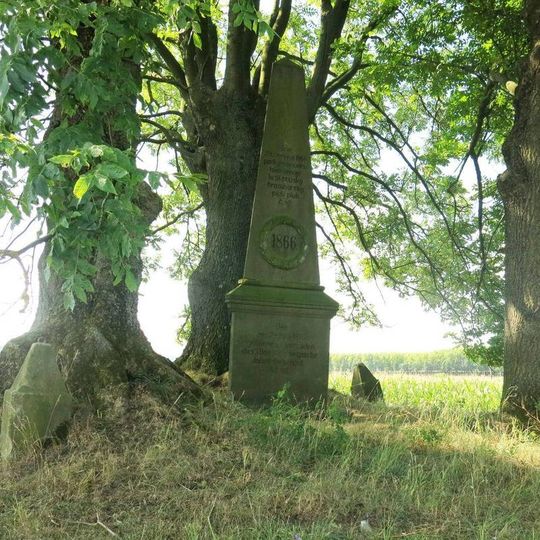 Pomník padlým z pruského 48.pěšího pluku 29.6.1866 v poli východně od Podůlší