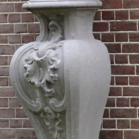 Lyndenstein, borstbeelden op piëdestals