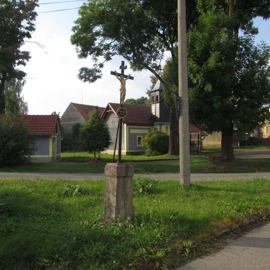 Kříž na návsi v Sebečicích