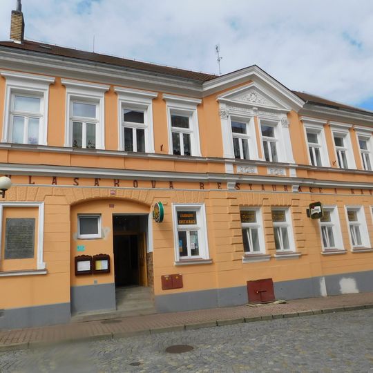 Pamětní deska na hostinci u Vlasáků v Pelhřimově