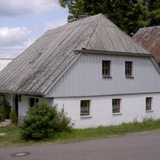 Erdgeschossiges Halbwalmdachhaus