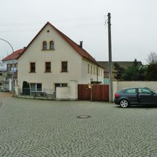 Wohnstallhaus, Stallgebäude und Scheune eines Dreiseithofes Kirchplatz 3