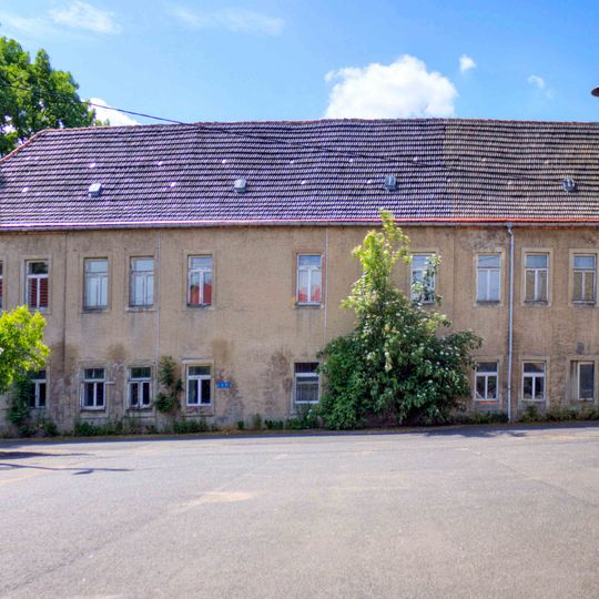 Herrenhaus und Wirtschaftsgebäude eines ehemaligen Rittergutes sowie Reste des Gutsparks Zum Rittergut 5 10