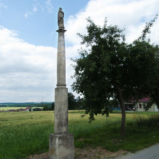 Sloup se sochou u silnice na Hůry